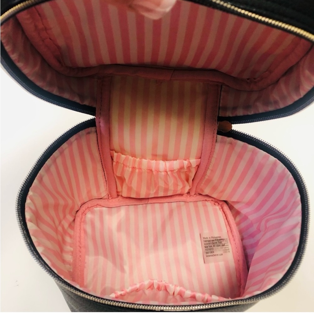NWT VS Black Cosmetic Case - Picture 8 of 8